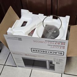 Black & Decker .07 Cf 700W Microwave Oven
