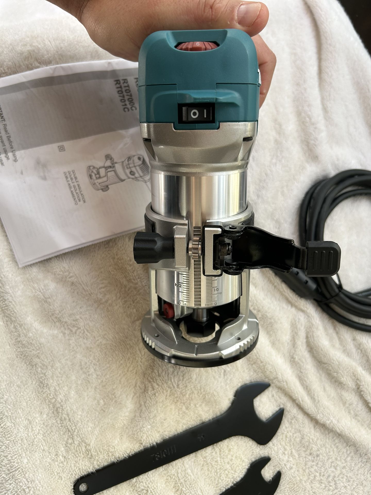 Bosch 5.6 Amp 1.0 HP 120-Volt Variable-Speed Fixed Base Corded Palm Router