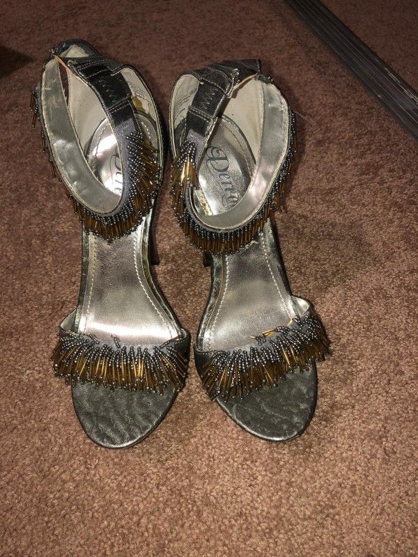 House of Dereon vintage sandals with fringe. 8.5