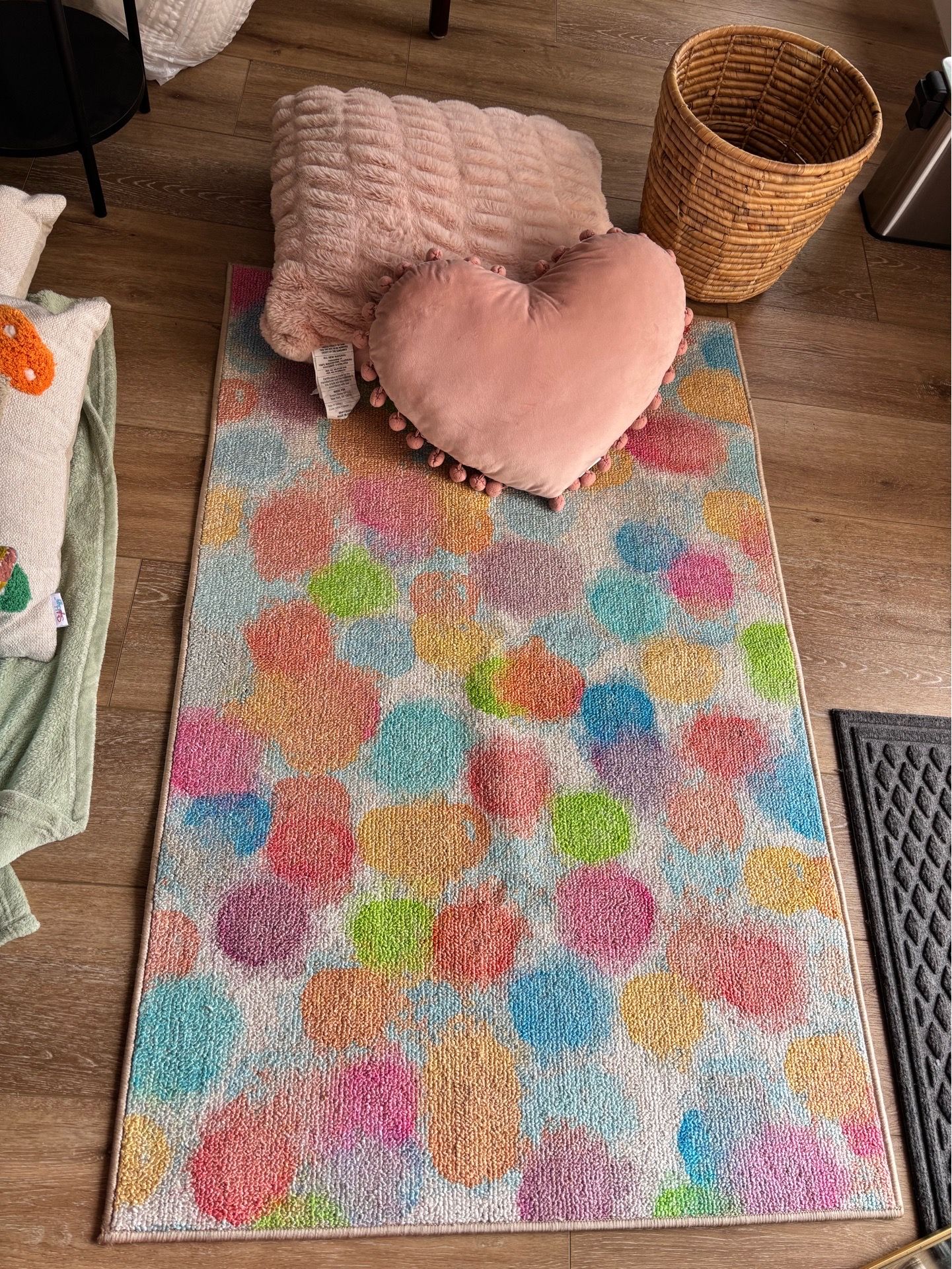 Kids rugs and pink pillows