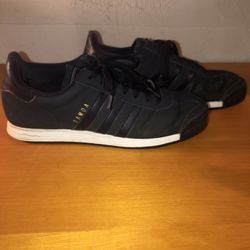 Men’s size 11.5 Adidas navy Samoa shoes sneakers in used but great condition. They could stand a little cleaning