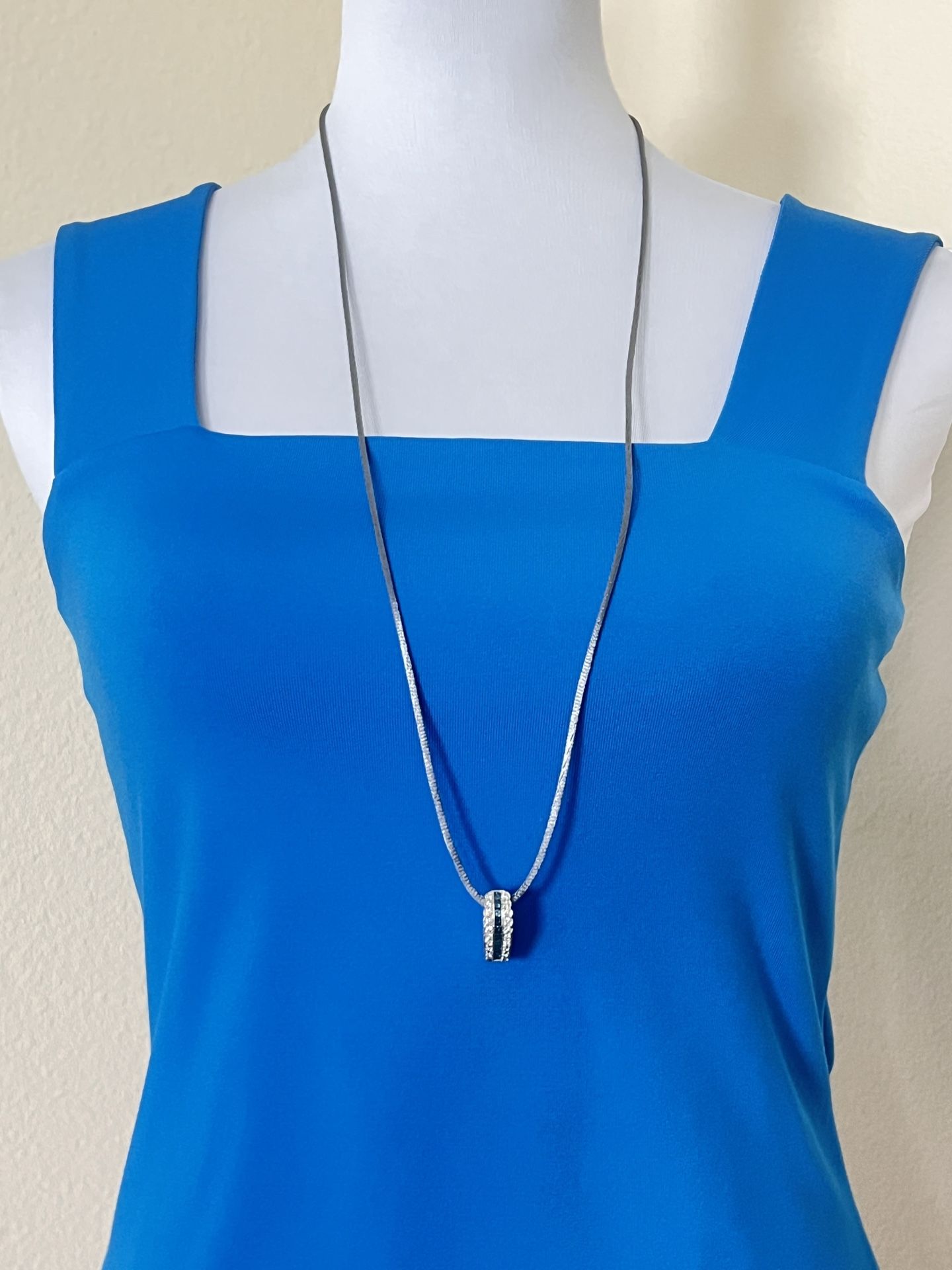 Effy 14K Gold White Diamond and Blue Diamond Necklace Pendant 4.6grams