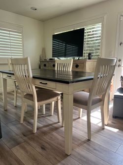Dining Room Table and 4 Chairs