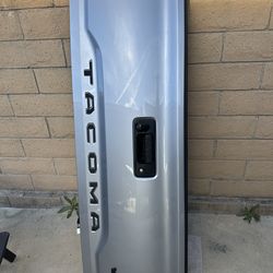 2018. Toyota tacoma.  Tail gate.