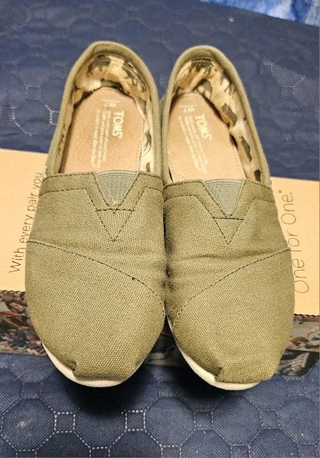 Tom Classic Olive Canvas Flats
