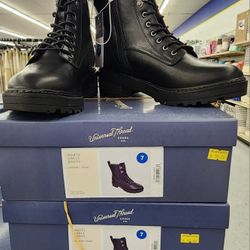Universal thread deals boots black