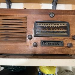 Rare Vintage Truetone Model D-911 Tube Table Radio.