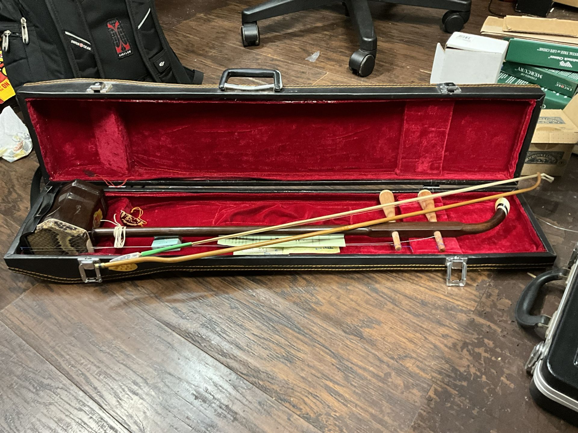 Erhu (Chinese violin) w/ Hardshell case 