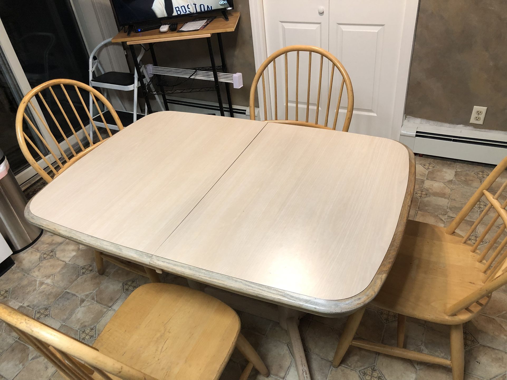 Expanding Table And 7 Chairs. Self Storing Leaf. Great For college Apr