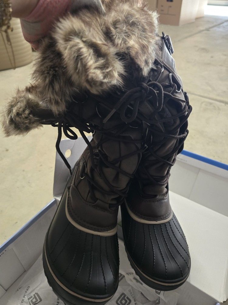Women's Snow Boots New In Box