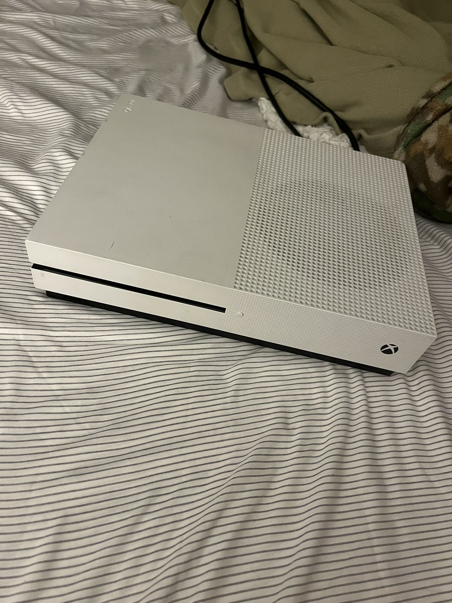 Xbox One With Controller/2