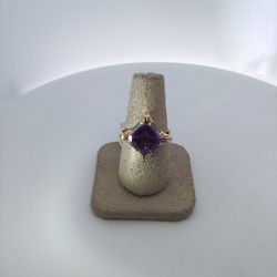 14K Yellow Gold Ladys Cush Cut Amethyst Ring 