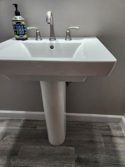 Bathroom sink with pedestal