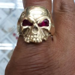 14k gold skull ring ruby eyes 13.7 grams
