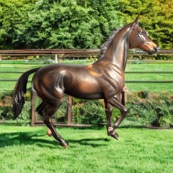 Breyer 2002 Bay Brown American Thoroughbred Seattle Slew Model 474 Mold 572  Great vintage condition consistent with its age. Pictures are part of the