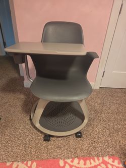 Swivel desk chair