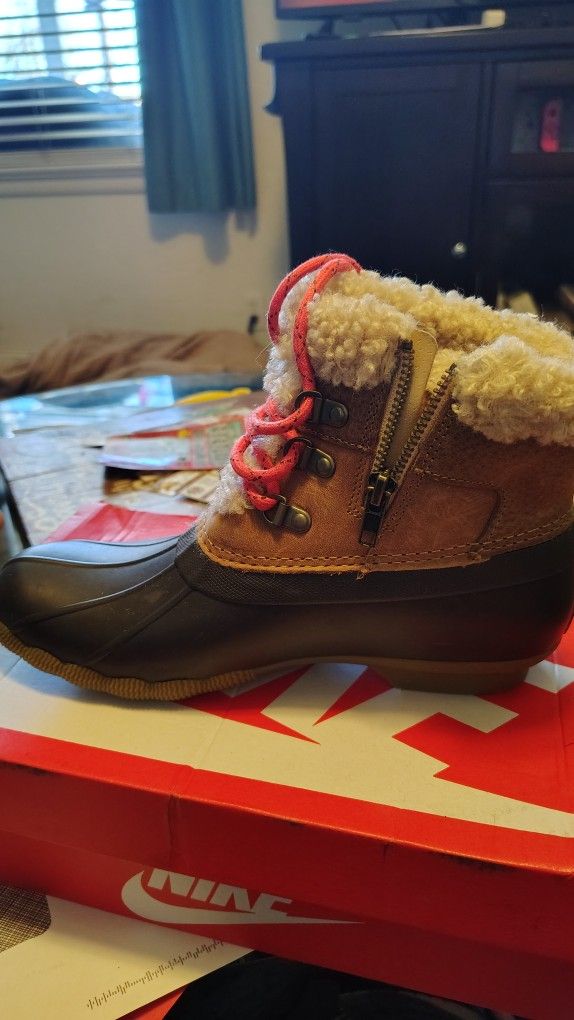 Sperry Saltwater Rain Boots. Size8