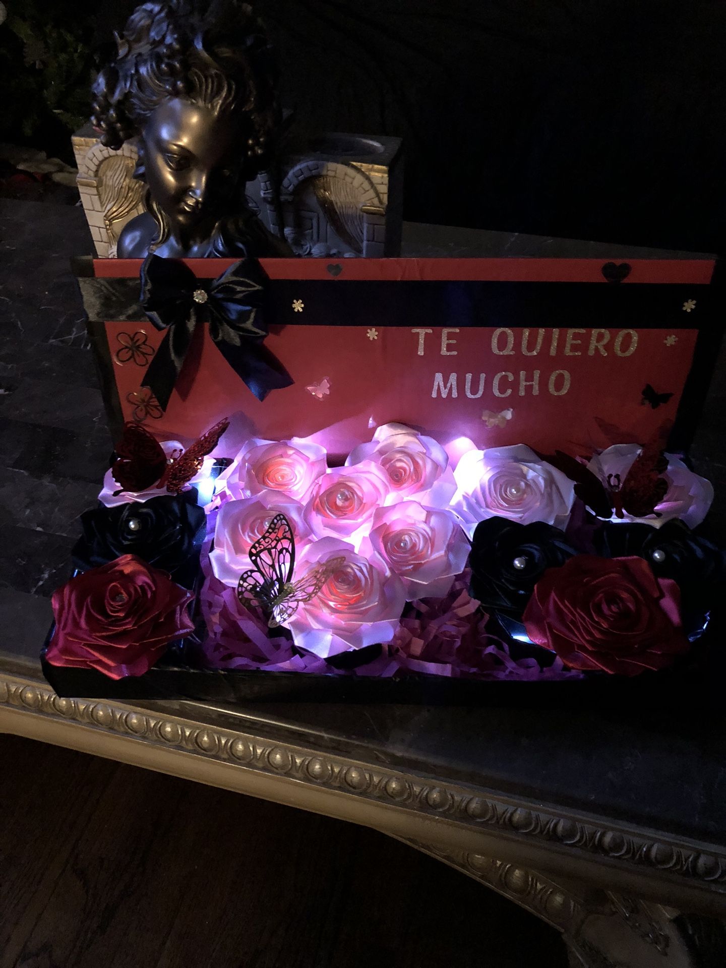 Caja Decorada Con Flores Eternas $50