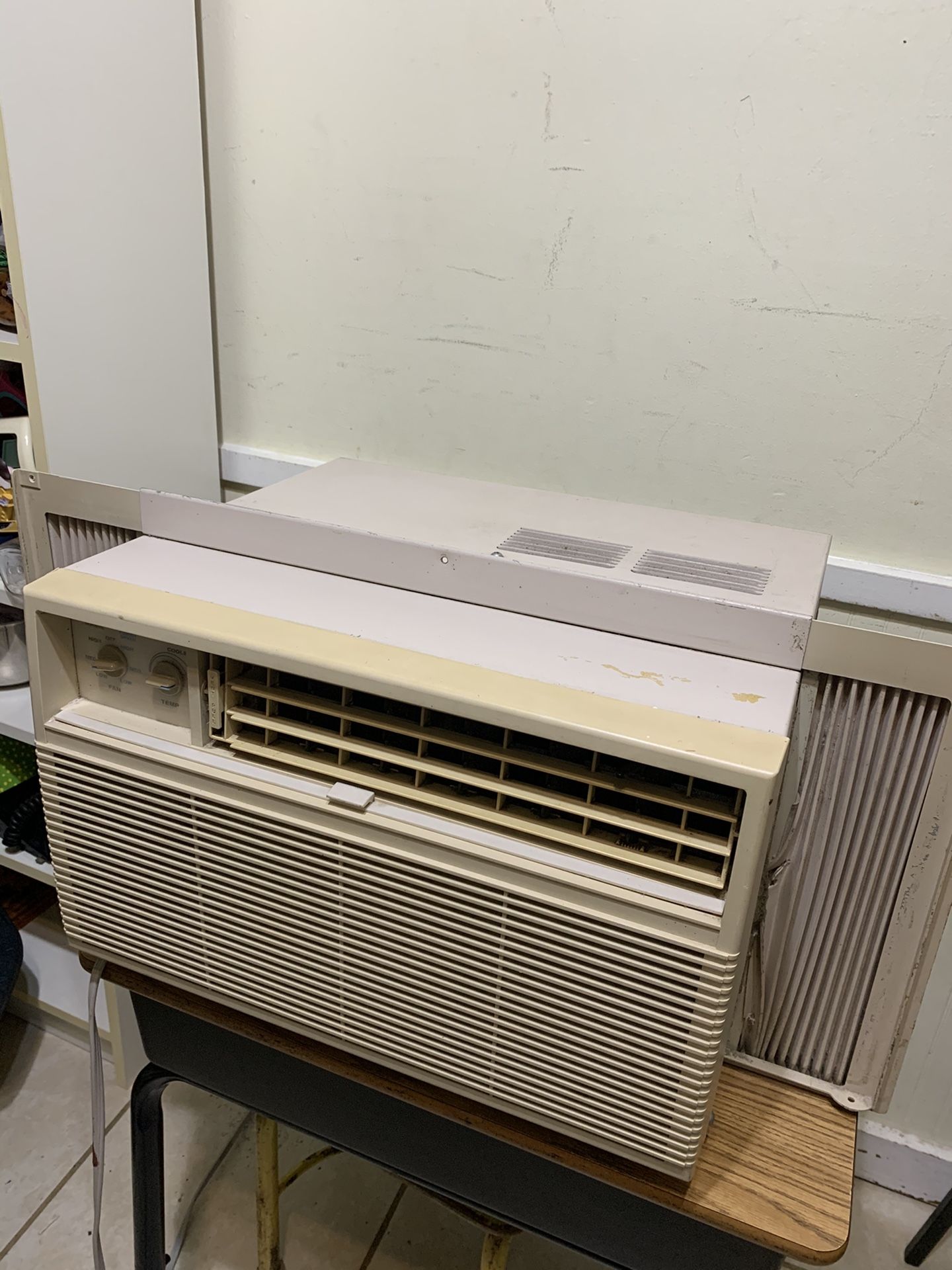 AC Unit  (5500 BTU) in Good Working Condition 
