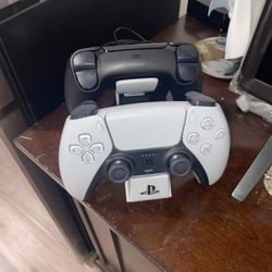 Ps5 Controllers And Charging Station 