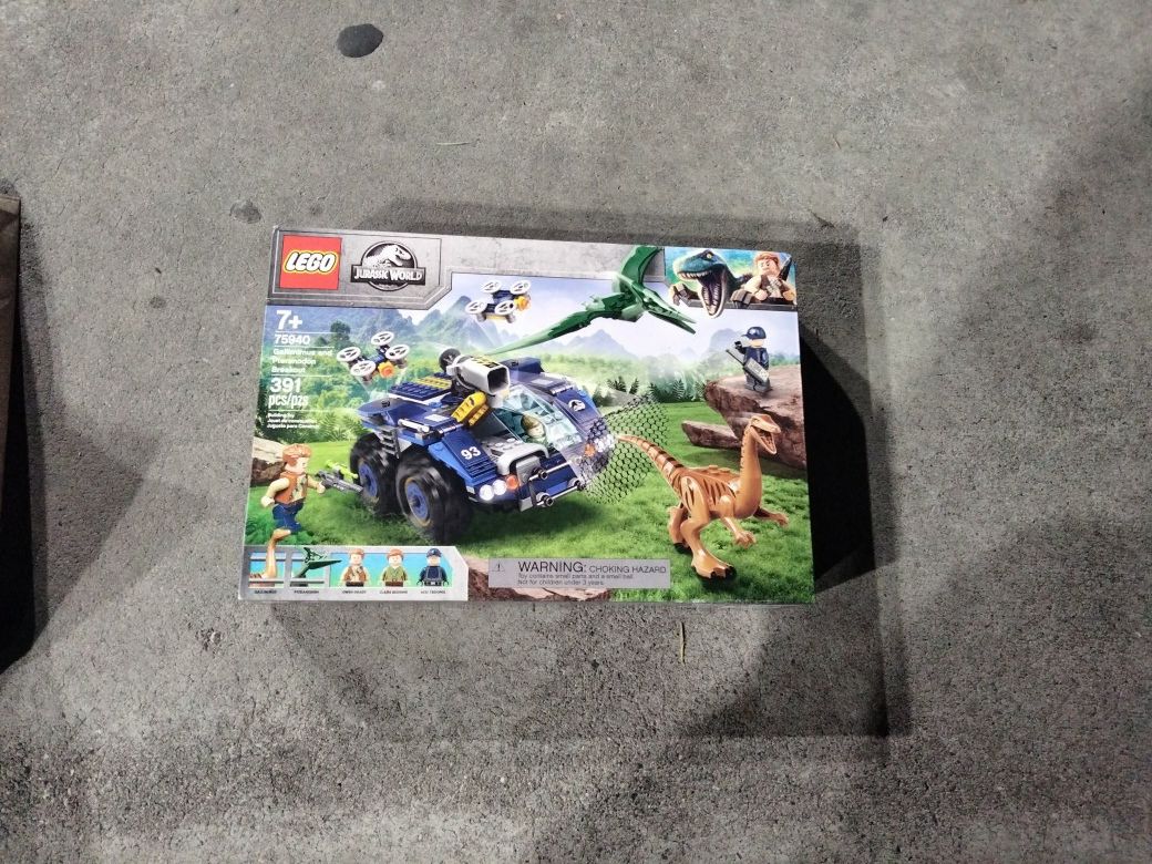 LEGO Jurassic World Gallimimus and Pteranodon Breakout 75940 LEGO Set (391 Pieces)