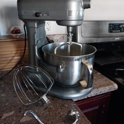 6QT KITCHEN AID MIXER IN EXCELLENT WORKING CONDITION LIGHTLY USED 