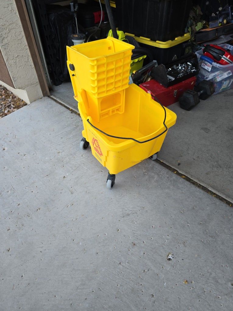 BRUTE MOP BUCKETS