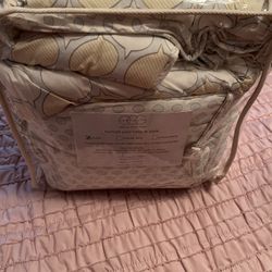 Bedding/ Crib