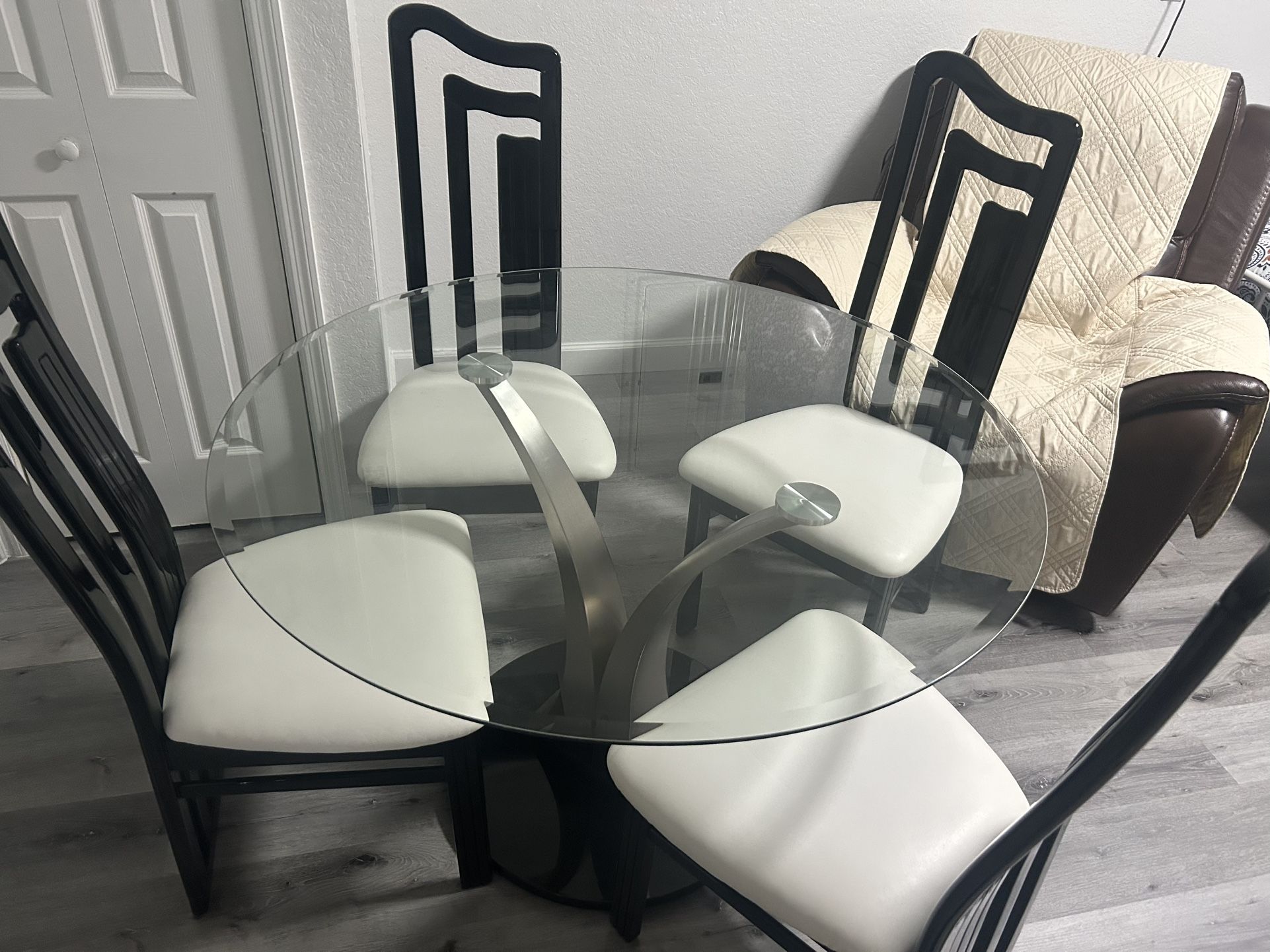 Dinning Table With Chairs