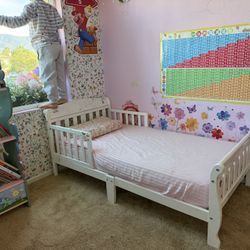 Toddler Bed . Crib ! Mattress Included