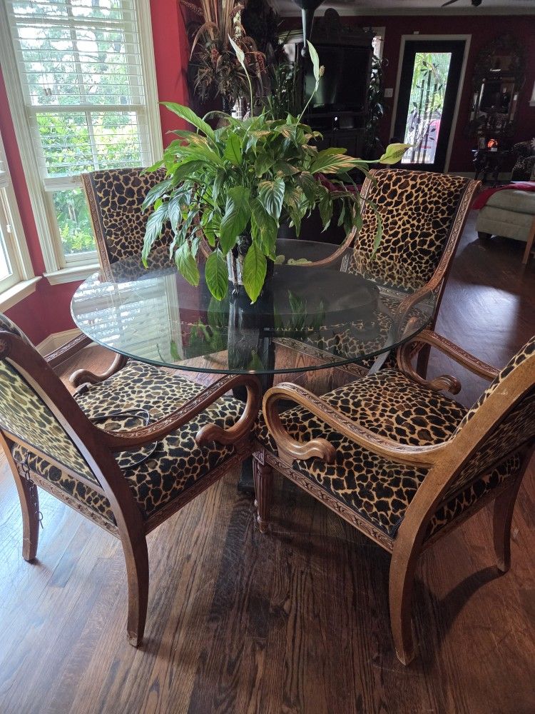 Table With Giraffe Chairs