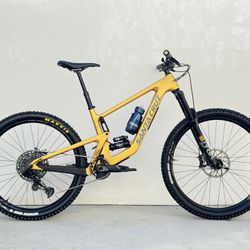 Like NEW Santa Cruz Bronson C Carbon Mullet (29*27.5) Full Suspension Mountain Bike. MEDIUM. SRAM EAGLE 12sp.