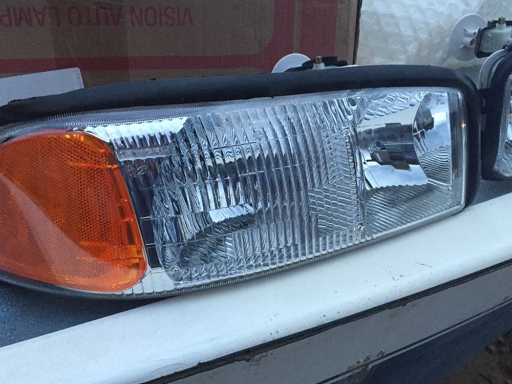 99-06 GMC Headlights R /L
