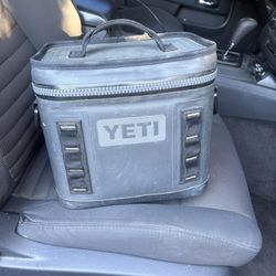 YETI Hopper Flip 18 Charcoal 17 L Soft Sided Cooler  