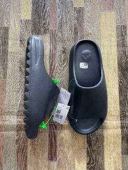 YEEZY SLIDES
