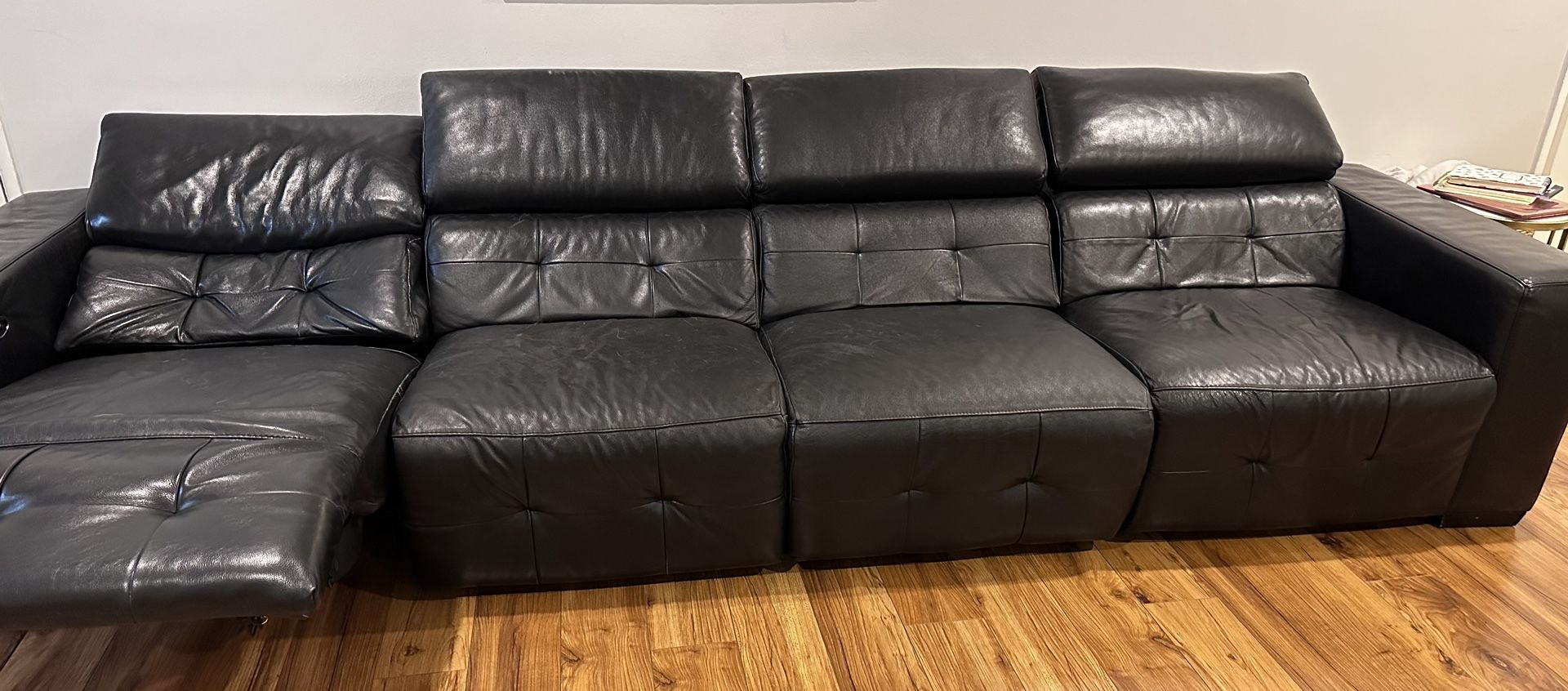 LEATHER COUCH / GREAT CONDITION 