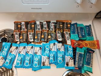 Met-RX vanilla caramel churro and then builders protein chocolate mint and then Hershey's one cookies and cream and then there's one Reese's pieces fu