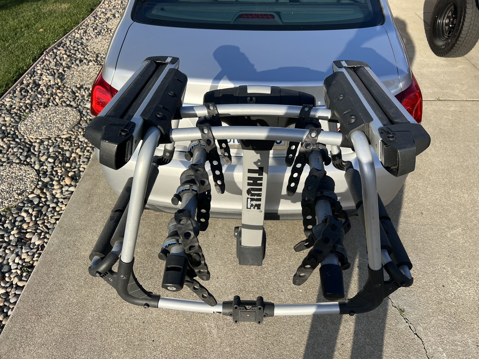 Thule Hitch Mount Bikes Rack (4 Bikes) + Ski / Snowboard Add-on