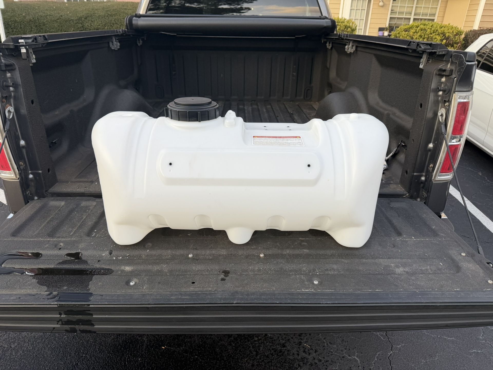 25-gallon tank ( Tanque De 25 Galones )