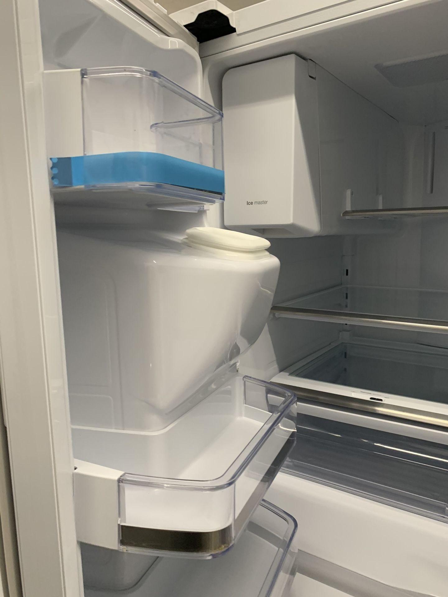Samsung 4 door fridge in glossy white