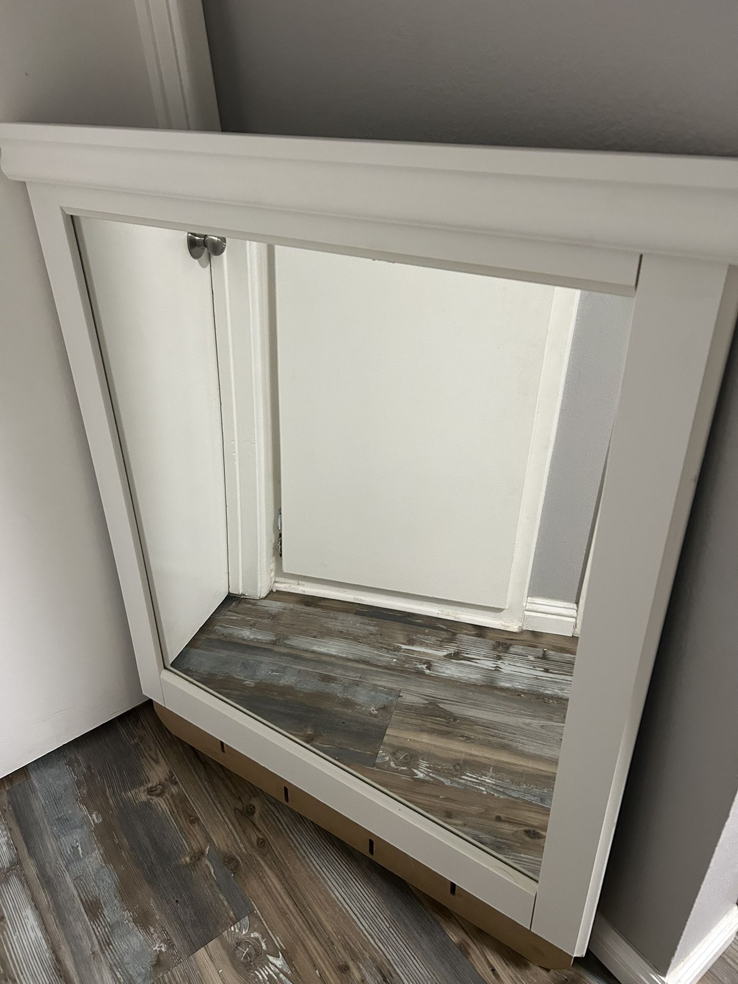 White Dresser Mirror-Excellent Condition
