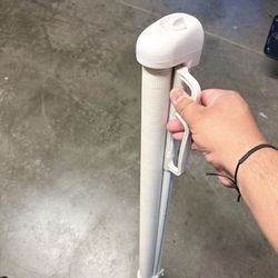 Baby gate, retractable