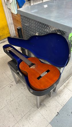 Alvarez AC460 Artist Classical Guitar w/ Case