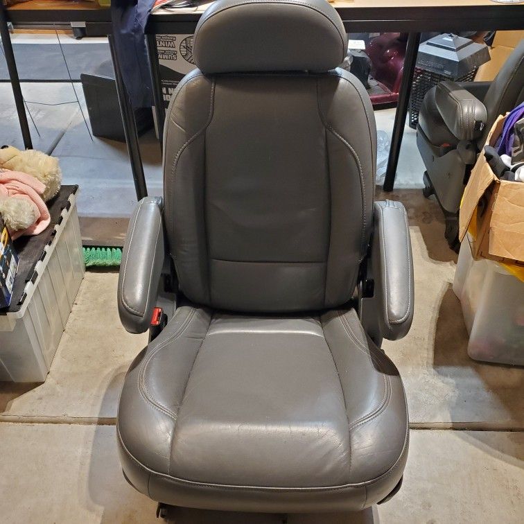 Leather captain chairs car seats (2)