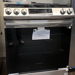 OPEN BOX SAMSUNG GAS SLIDE IN STOVE 30”WIDE 