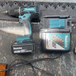 Malita 18 V /3,0 Cordless Drill/driver W Charging Station 