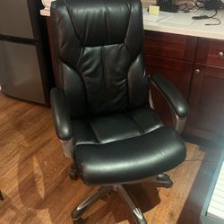 Big comfortable desk/office chair - black 