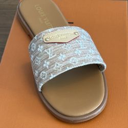 L Vuitton Flats Size 38 EUR