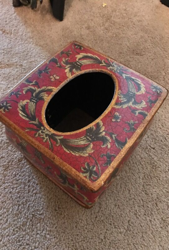 Decorative tissue holder