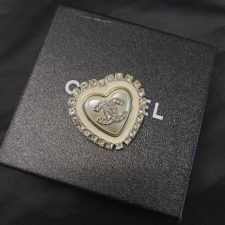  Three Dimensional Heart Shaped Inlaid Diamond Double C Brooch 